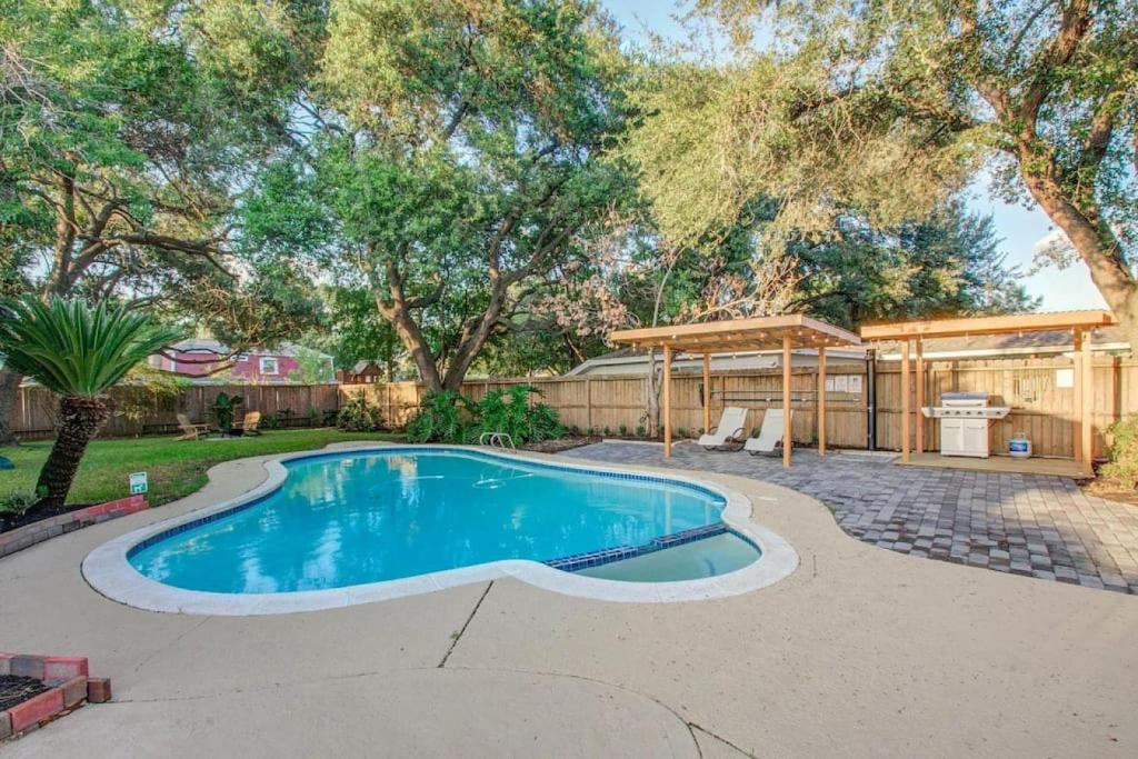 Tropical Oasis and Texas Charm