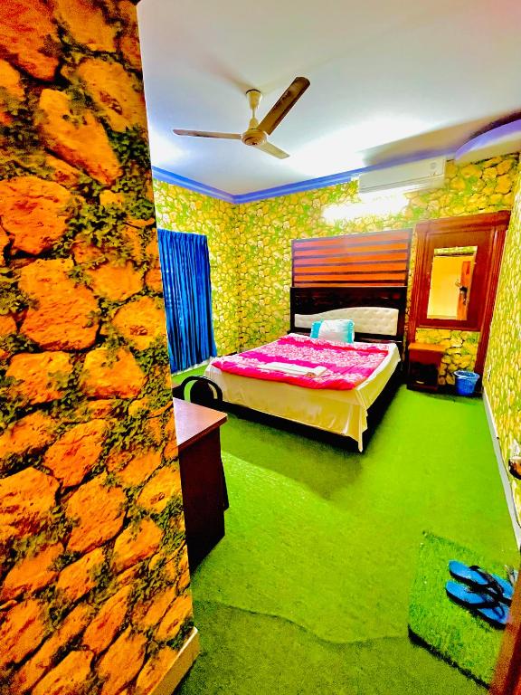 Hotel Crown Plaza Inn photo