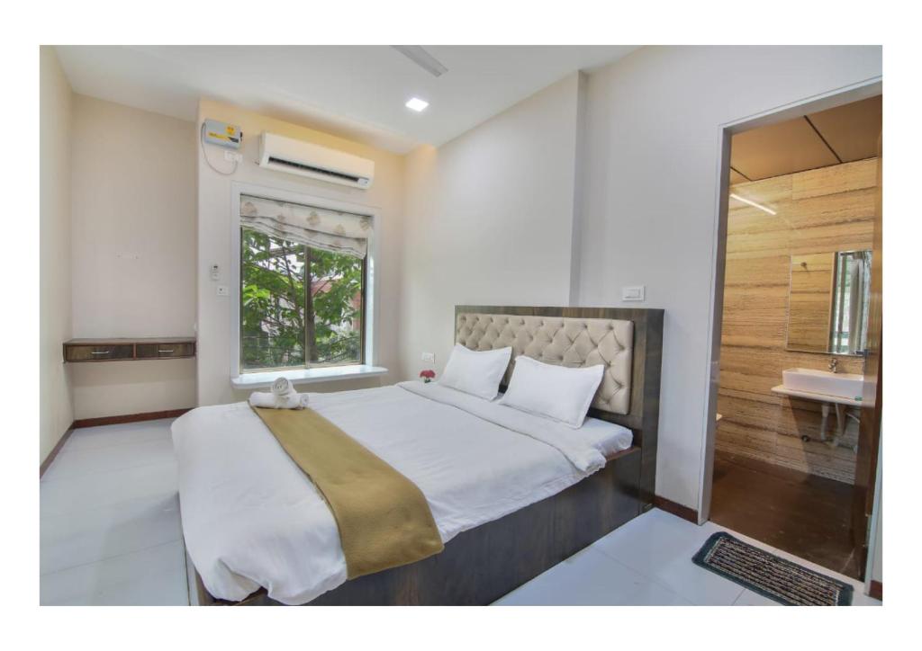 4BHK Luxury Villa with Rooftop Pool - MARS Sky Villa photo