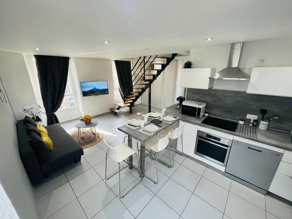 SUPERBE DUPLEX DESIGN NEUF 2 CHAMBRES, CLIMATISE TOUT CONFORT, FACILE D,ACCES STATIONNEMENT GRATUIT - 1