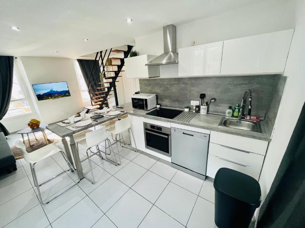SUPERBE DUPLEX DESIGN NEUF 2 CHAMBRES, CLIMATISE TOUT CONFORT, FACILE D,ACCES STATIONNEMENT GRATUIT - 2