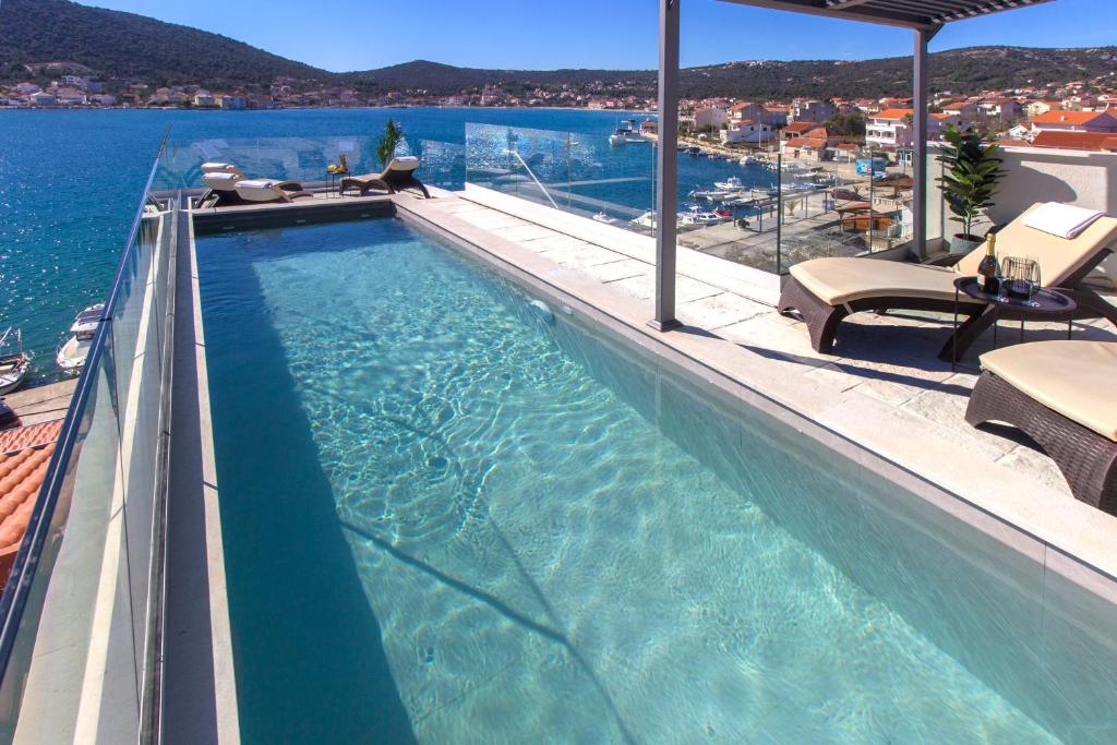 Seafront villa with roofpool, perfect getaway, Vinišče