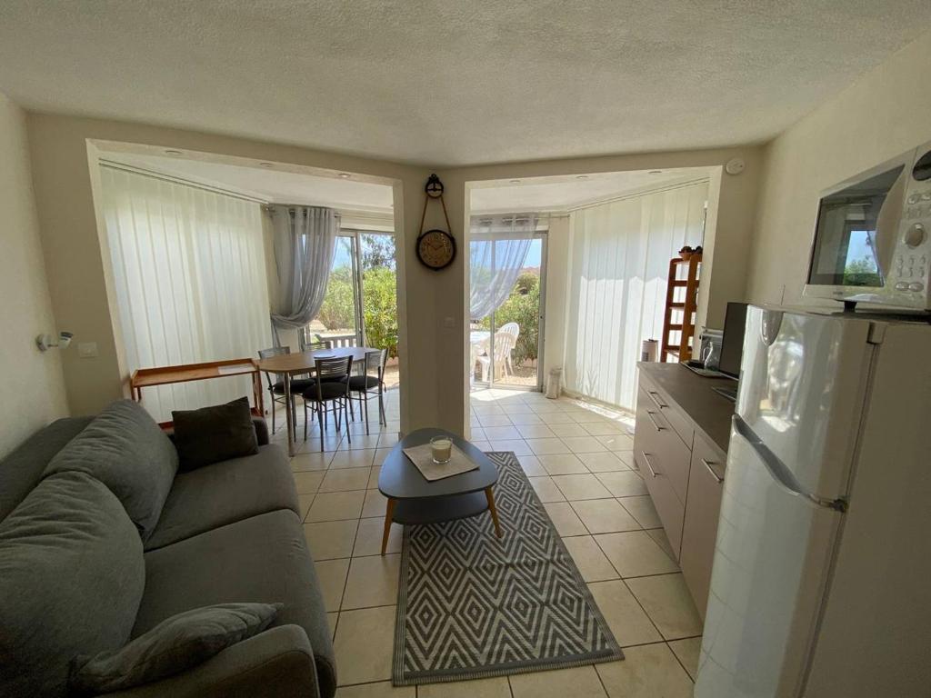 Studio Cabine 4 Pers avec Terrasse, Face Mer, Accès Direct Plage, Proche Commerces et Parc Aqualand - FR-1-81-600 - 2