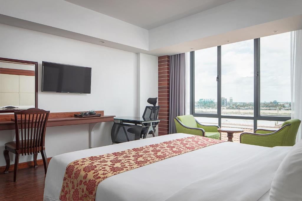 Shared lounge/TV area