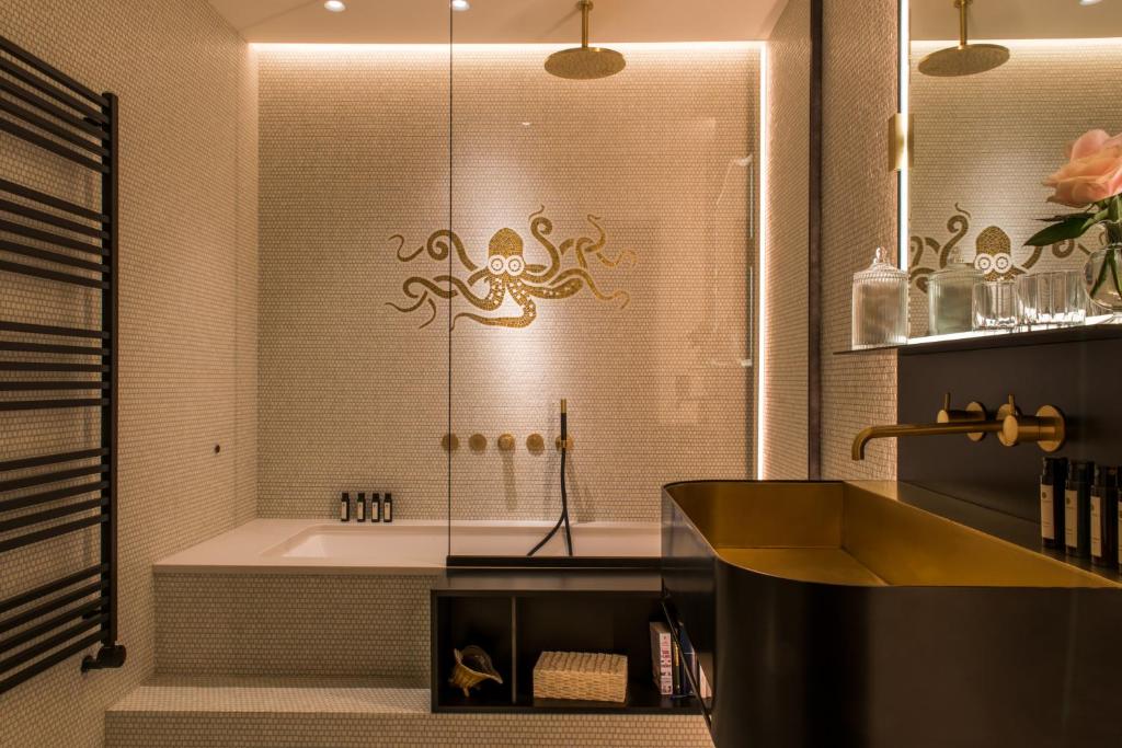 Front desk [24-hour]