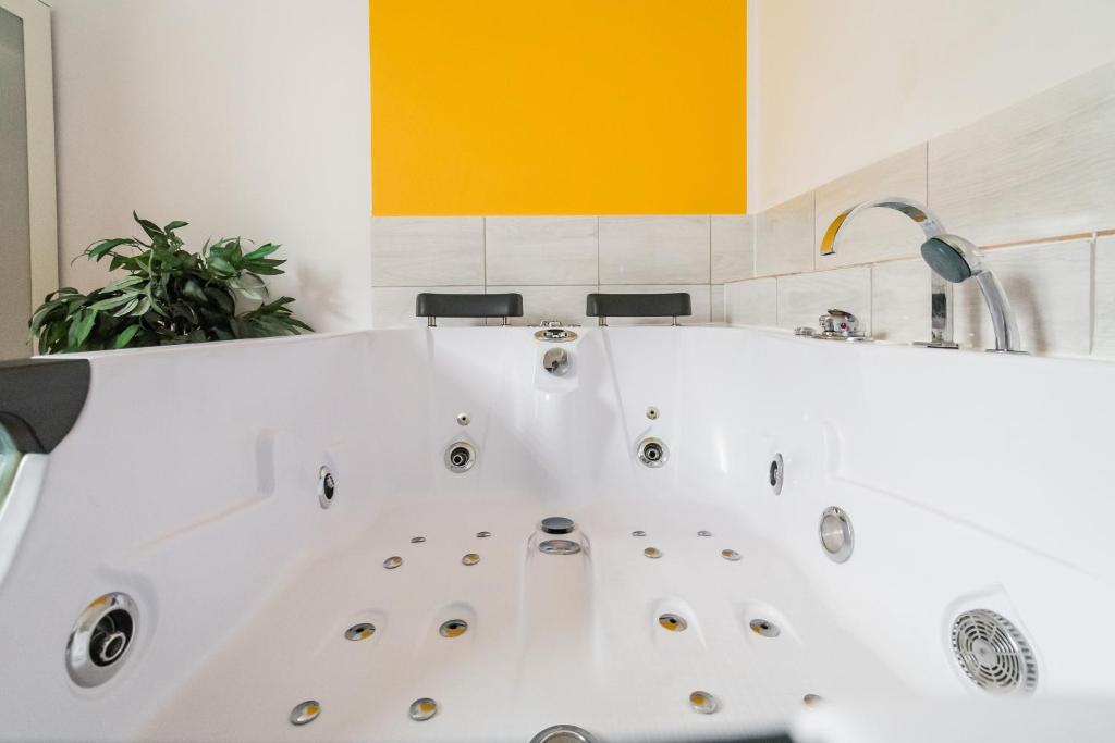 Jacuzzi JM Rooms Apartment WAWELOFTS photo