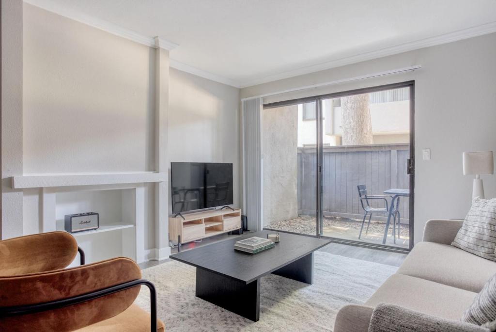 Woodland Hills 1br w gym bbq nr state park LAX-1093