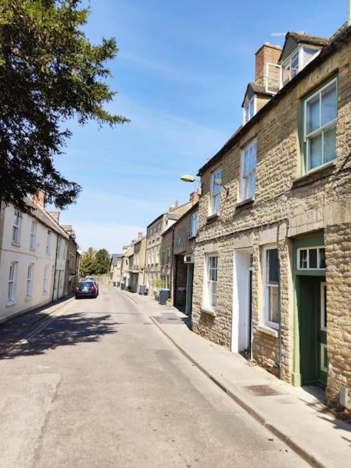 Spacious 1-bed apartment with super king or twin in central Charlbury, Cotswolds, Charlbury