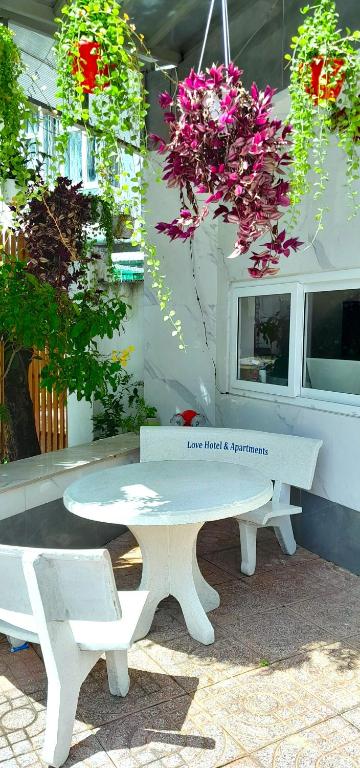 Love Hotel and Apartments