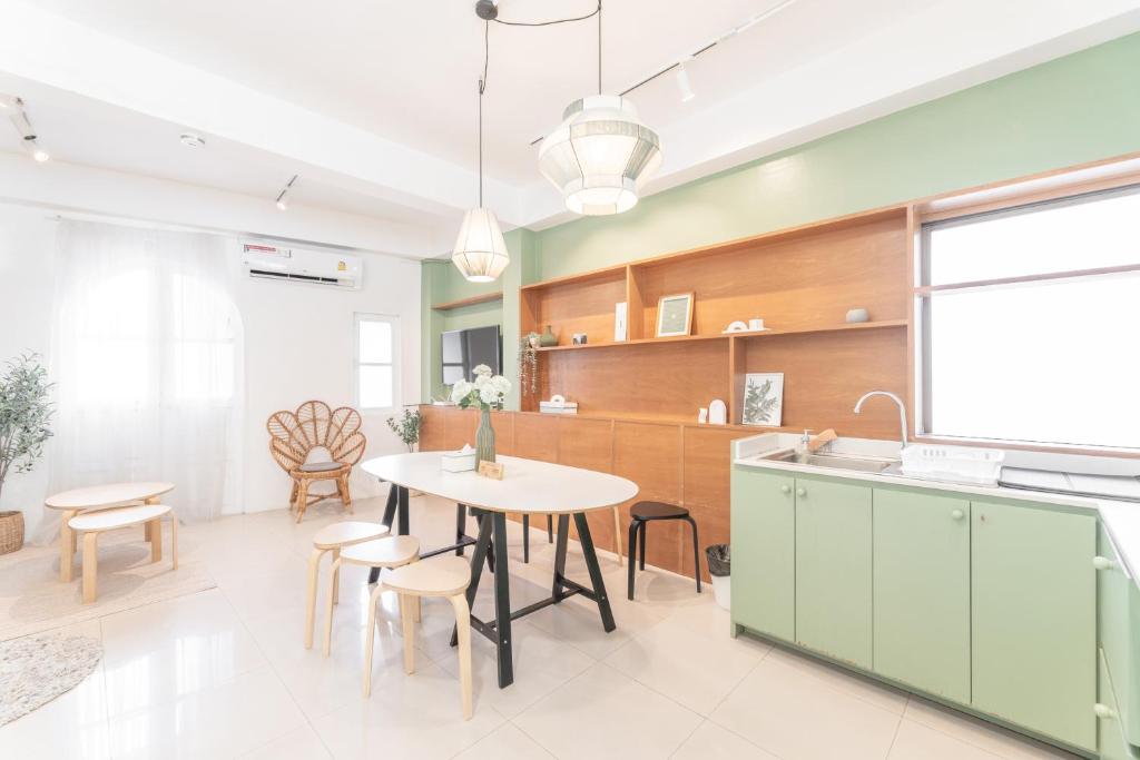 Evergreen apartment by Beginning with, 3BR in heart of Nimman