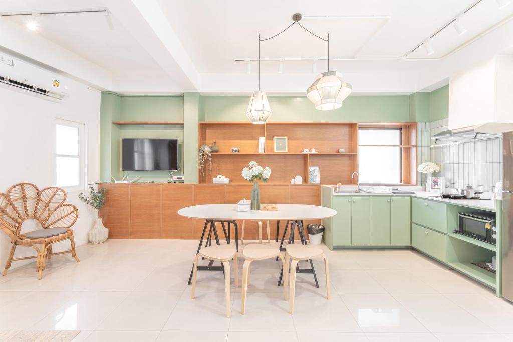 Evergreen apartment by Beginning with, 3BR in heart of Nimman