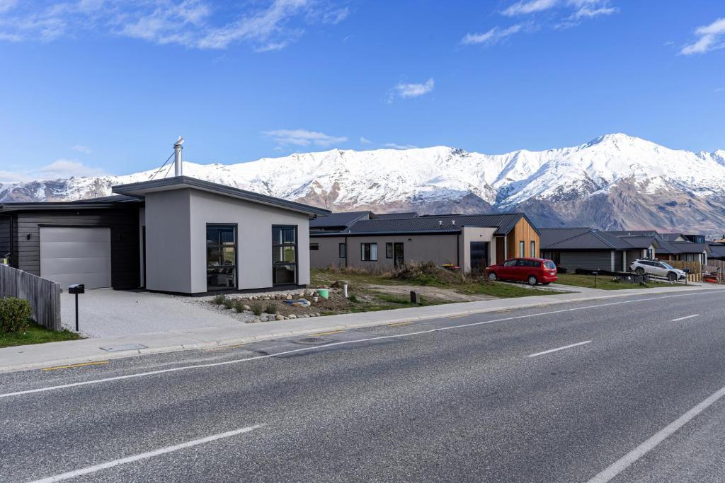 Paradise Point - Wānaka Holiday Home, Wanaka