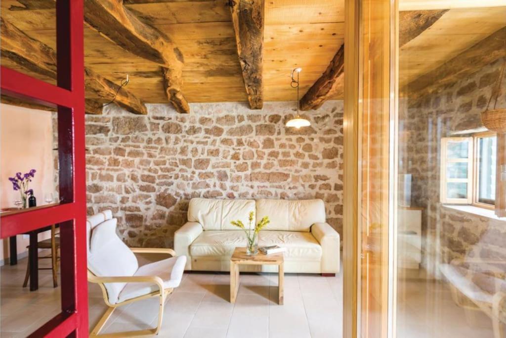 A stone house 'Pojata', Cista Provo