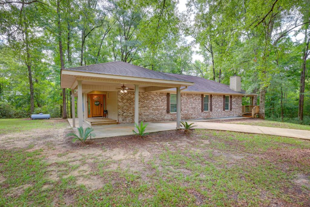 Peaceful Lucedale Hideaway on Private Acerage!, Lucedale