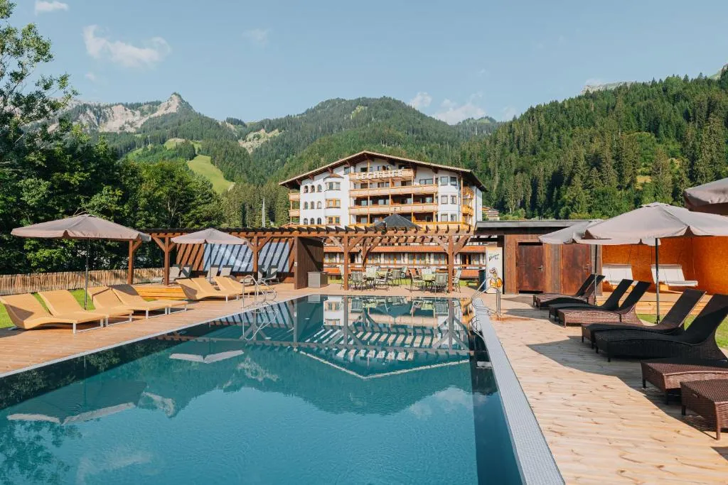 Wellness Aparthotel "Lechlife" incl Pool - 400m zum LIFT, hotel en Reutte