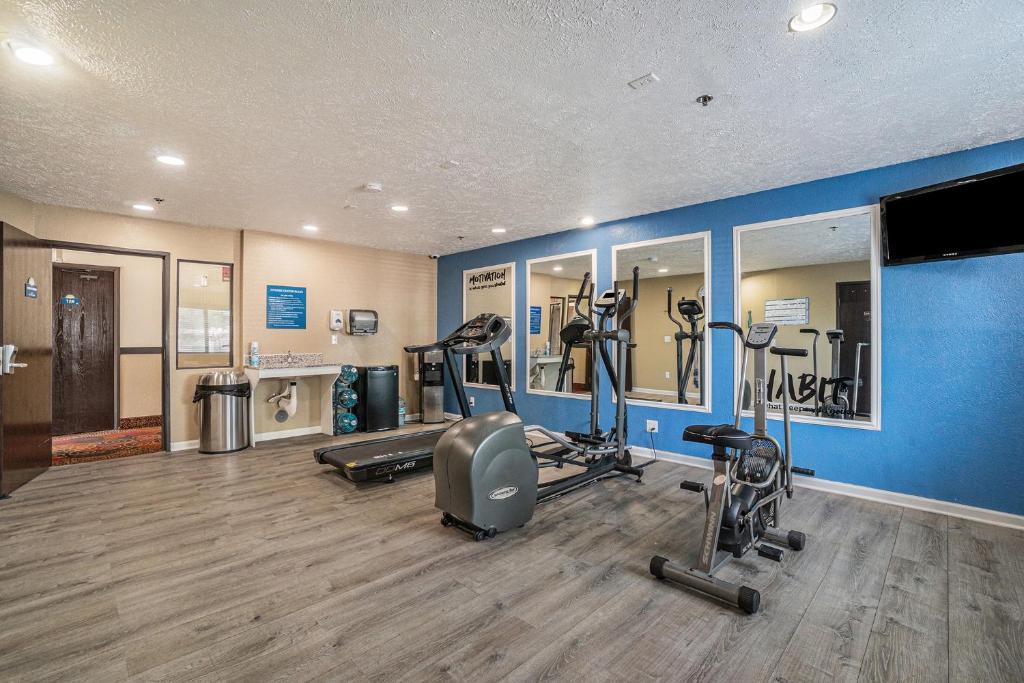 Days Inn & Suites by Wyndham Traverse City photo