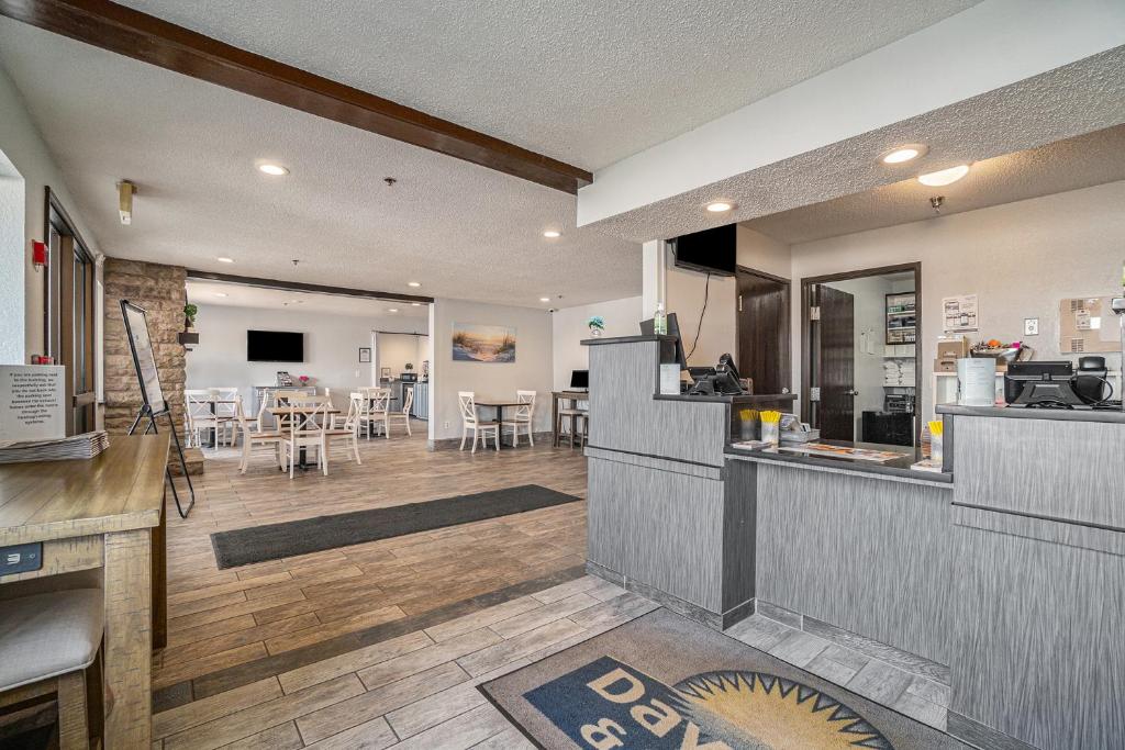Days Inn & Suites by Wyndham Traverse City photo