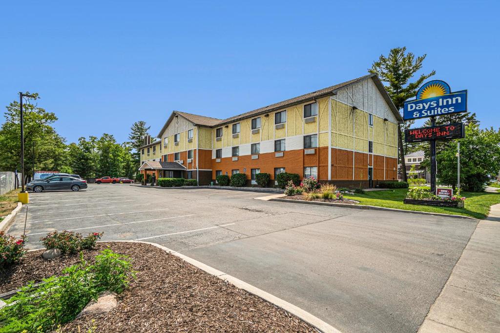 Days Inn &amp; Suites by Wyndham Traverse City — Hotel in Traverse City (MI)