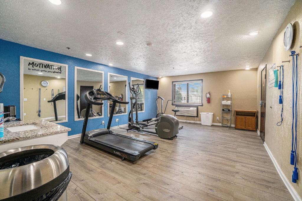 Days Inn & Suites by Wyndham Traverse City photo