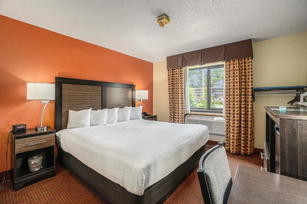 Days Inn & Suites by Wyndham Traverse City photo