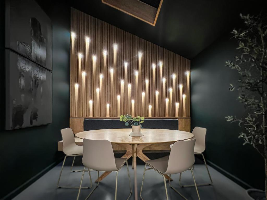 1_OAK - experience custom design - 2 masters, Houston