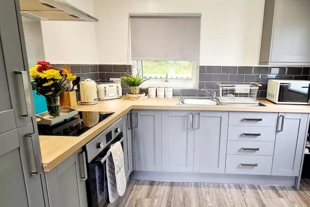 Cosy Hideaway Lodge in Glan Gwna, Caeathro