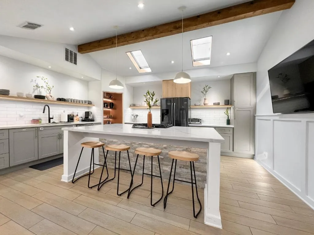 open airy custom designed home - 2kings - sleeps 14，位于休斯顿的酒店