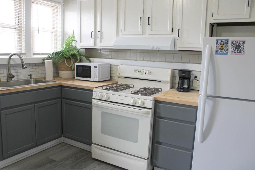 Comfy 3 BR - Family Friendly Apt - City Access, Pittsburgh