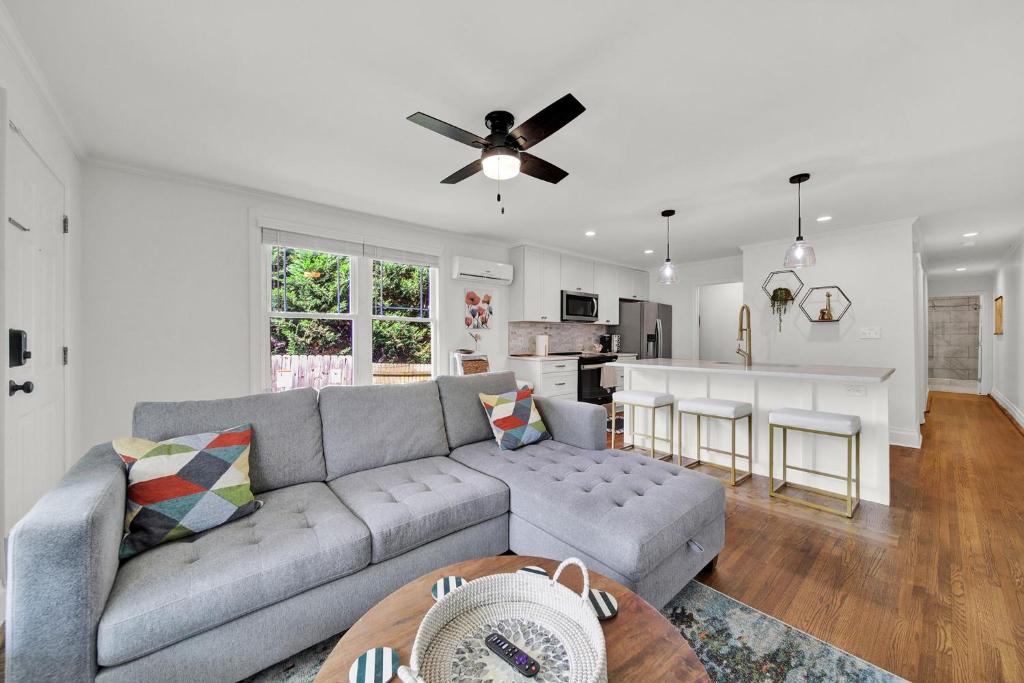 Stay In The Center Of It All!, Charlotte