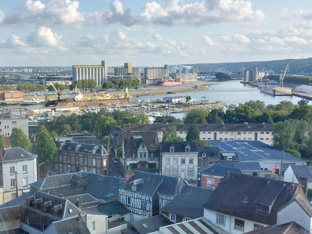 Rouen : Vue panoramique sur la seine avec parking - 2