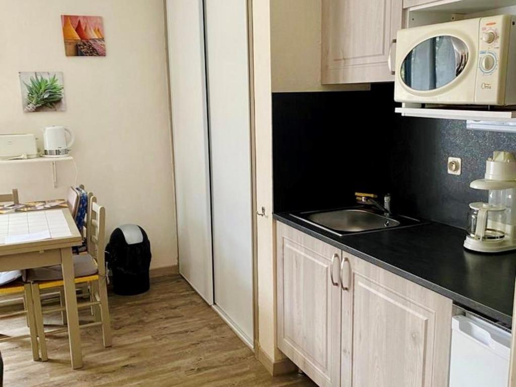 Studio ensoleillé avec balcon et parking - WiFi inclus - Centre-ville Amélie-les-Bains - 3