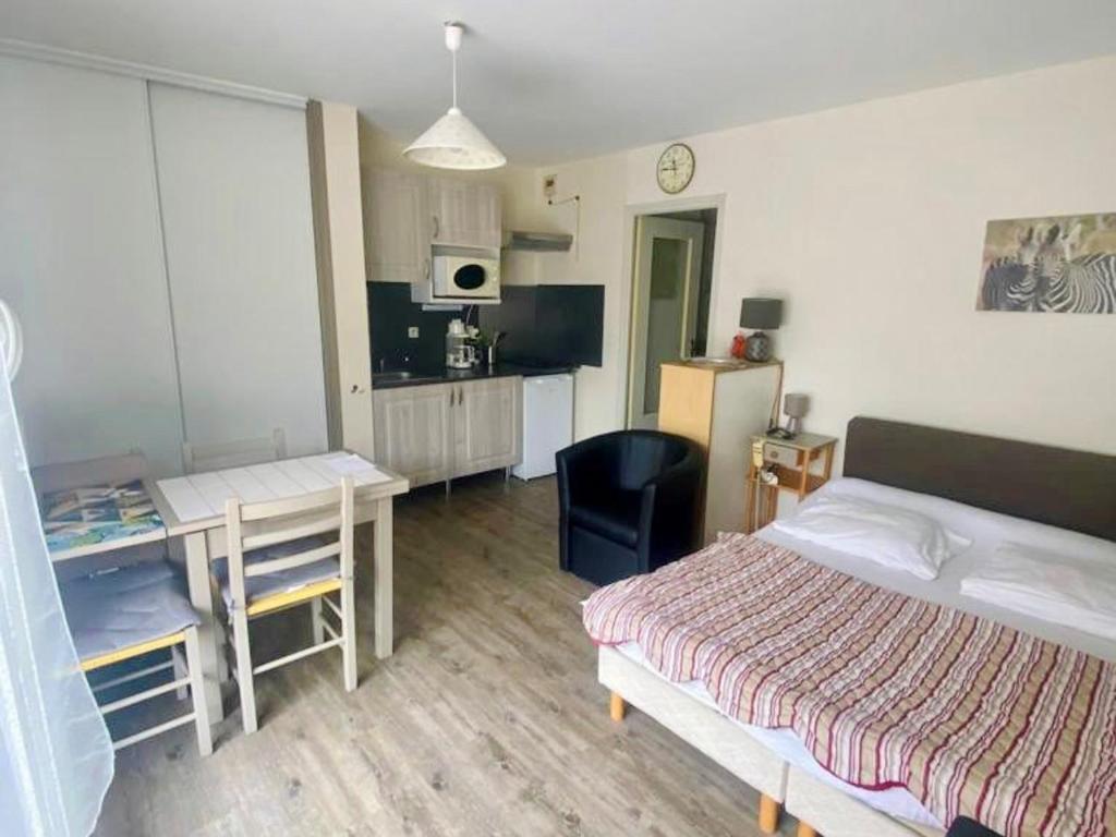 Studio ensoleillé avec balcon et parking - WiFi inclus - Centre-ville Amélie-les-Bains - 4