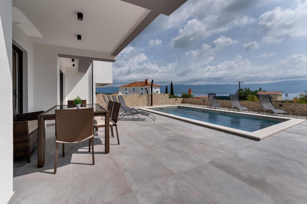 Photo 6 of Villa Lavanda -semi-detached villa with a pool and a panoramic view, close to a sandy beach- by TRAVELER tourist agency 