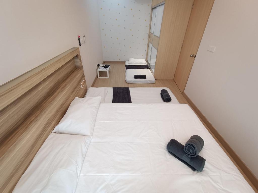 Highpark 2BedRoom Condo with Pool Parking Stove photo