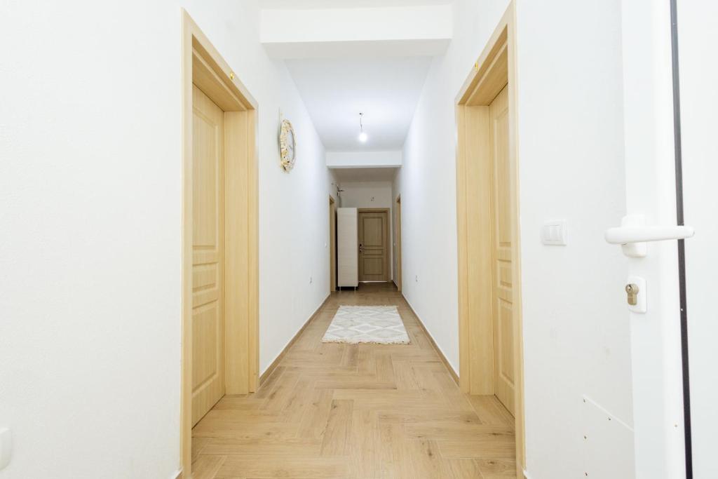 Reis Apartments - 3
