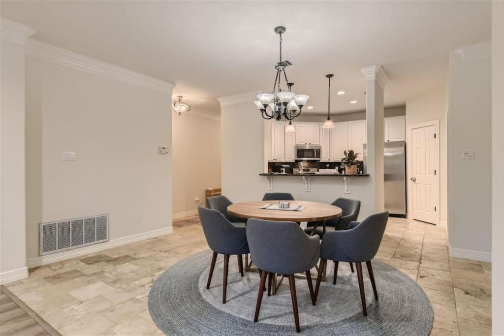 Captivating 4BR Haven with Park View near DT, Austin