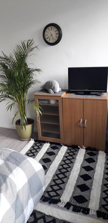 7, Cranehouse brangbourne road one double room available on reasonable price photo