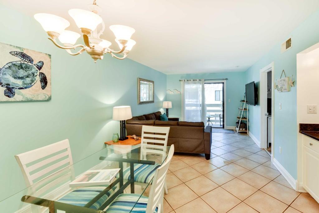 Pool Deck Access and Walk to Beach Hilton Head Unit 전경