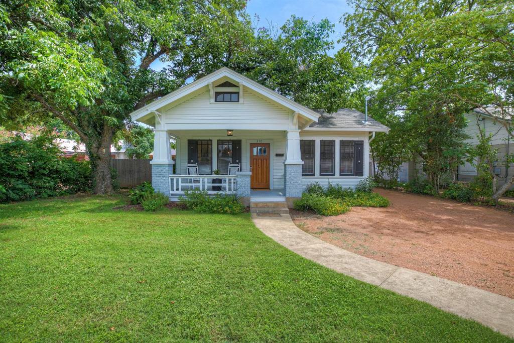 Luxury Combo Walk to Main with 2 Hot-Tubs, Fredericksburg