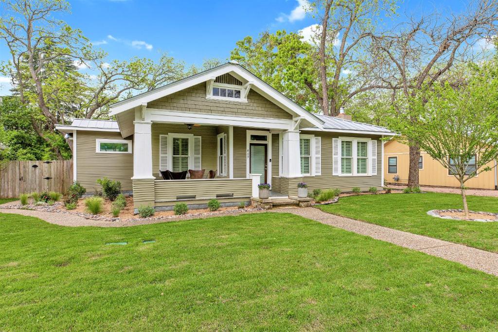 Heart of Fredericksburg with Pool Hot-Tub&Grill
