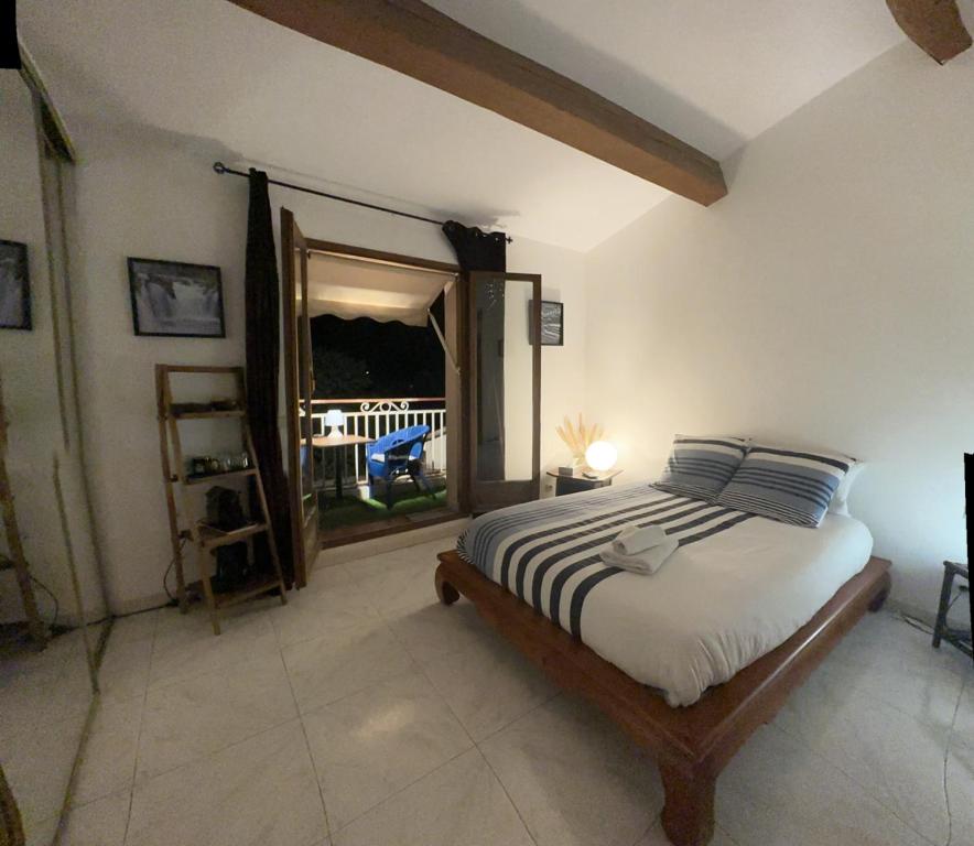 Chambre privée avec salle d’eau et terrasse au calme - 1