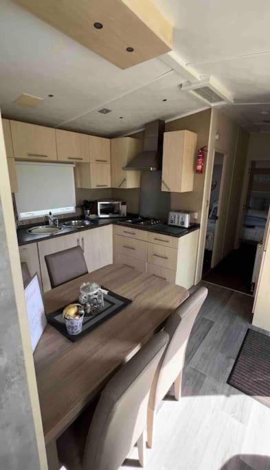 Modern 6 Berth Static Caravan, Hunstanton photo 3