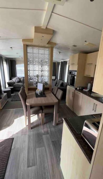 Modern 6 Berth Static Caravan, Hunstanton photo 4