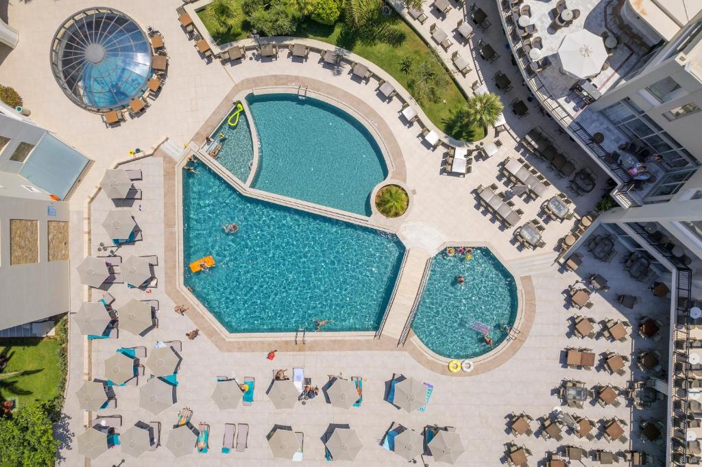 Vantaris Palace — Swimming pool in Georgioupolis
