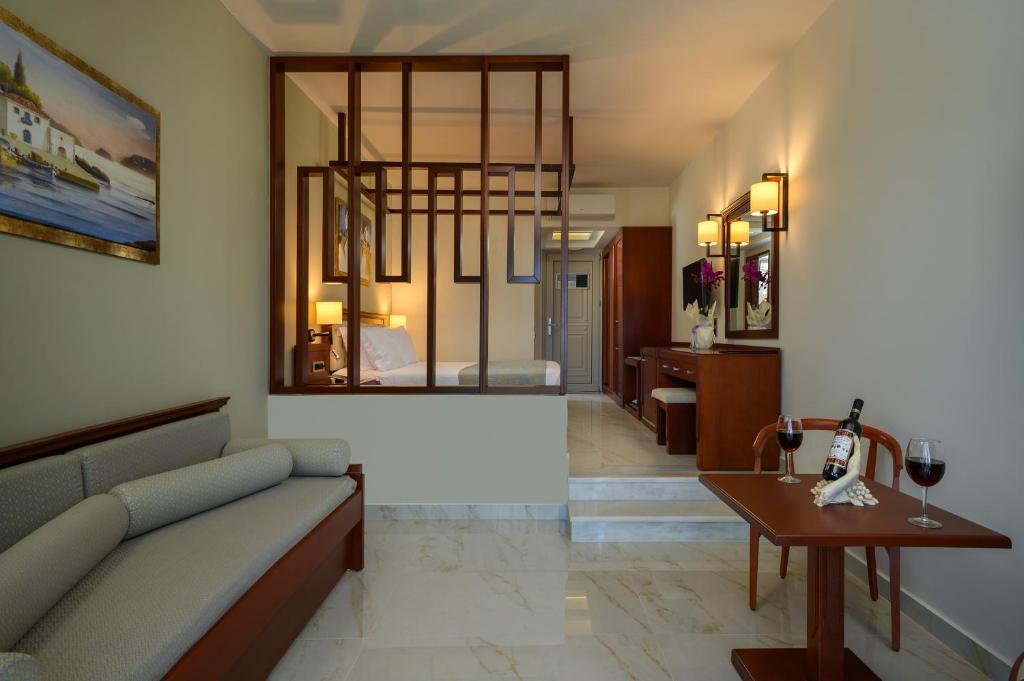 Vantaris Palace — Hotel rooms in Georgioupolis