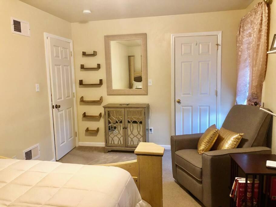 3 Bedroom Home with Treadmill & Large Fenced yard