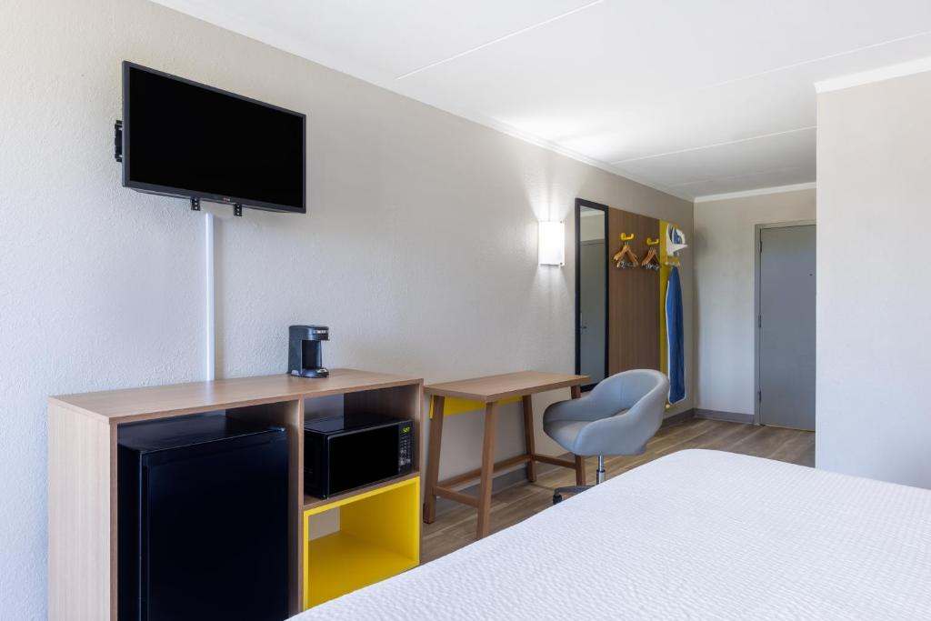 Days Inn & Suites by Wyndham Fayetteville NW Ft Bragg photo