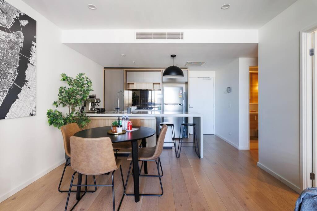 Luxurious 2 Bed City Scape Retreat with Rooftop