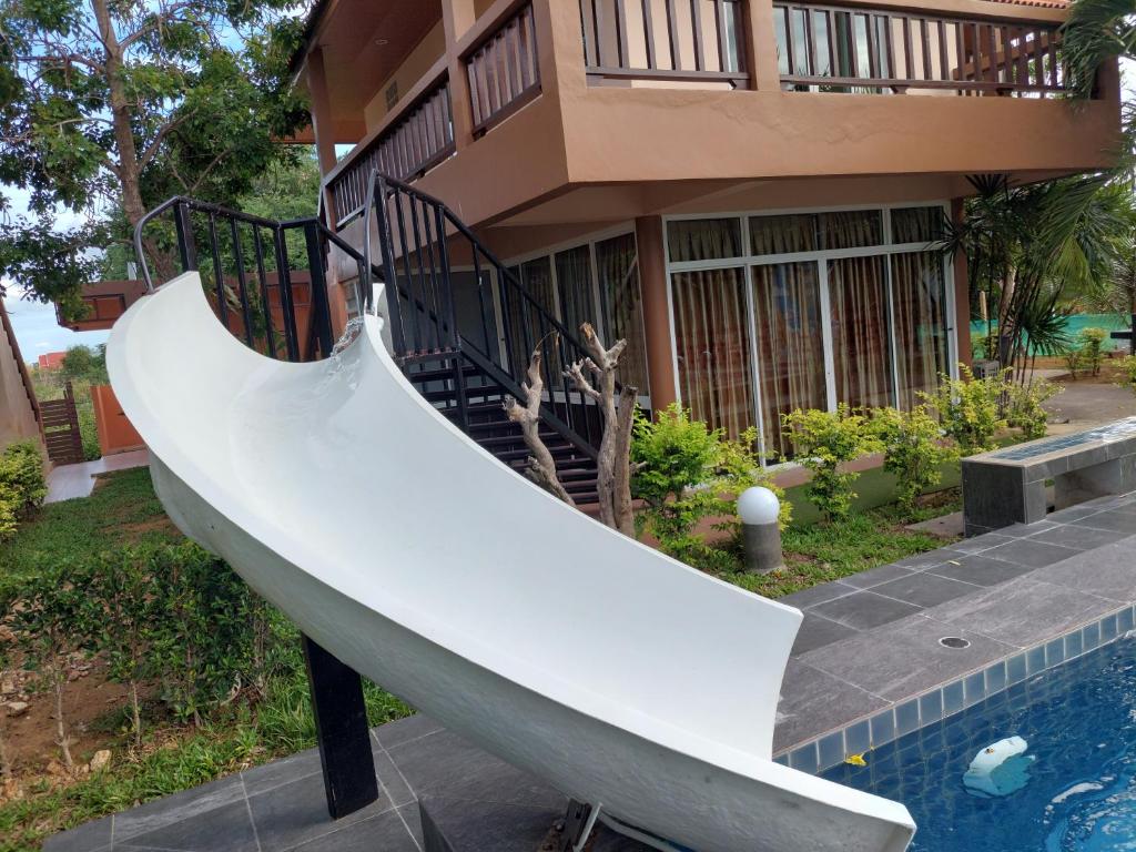 แสงหิรัญ บีช รีสอร์ท photo