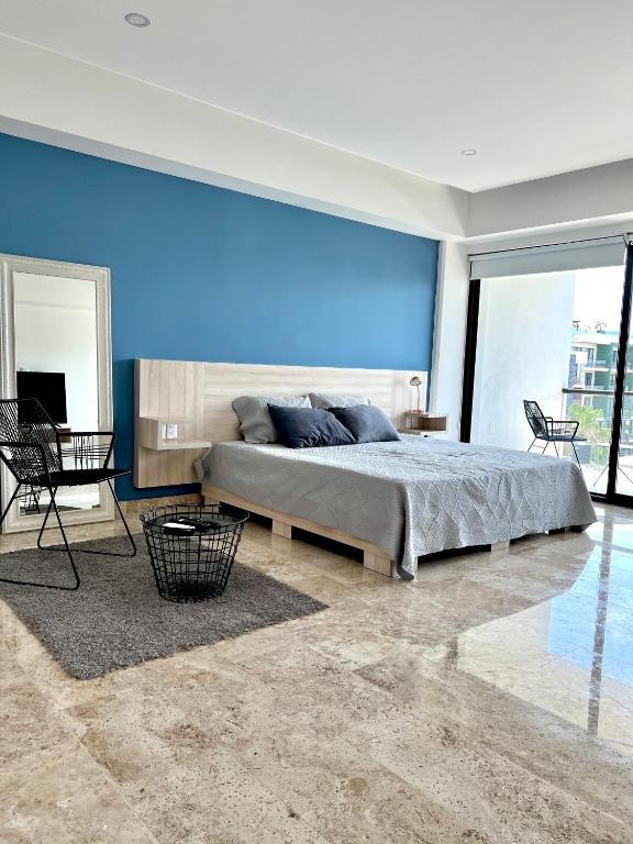 Top Location one block from 5th, Playa del Carmen